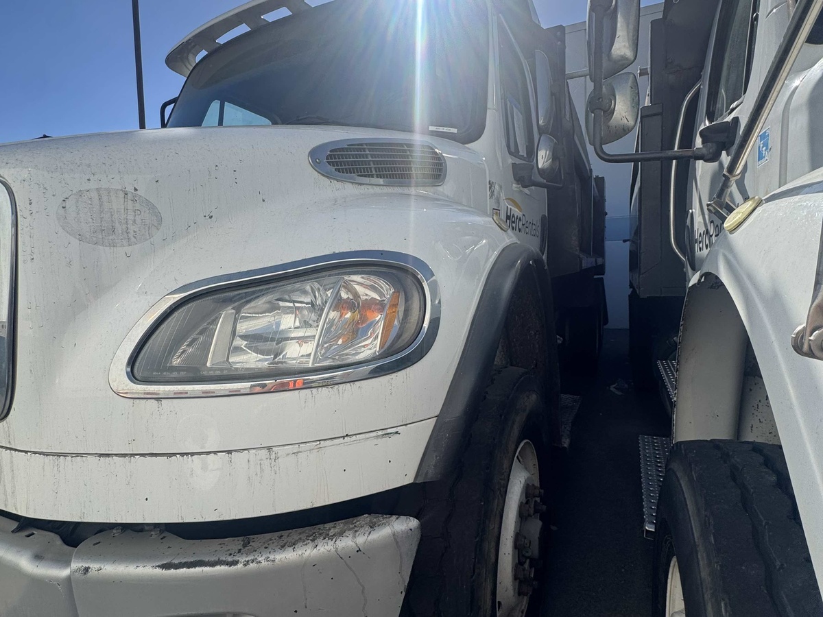 2017 Freightliner M2106-3