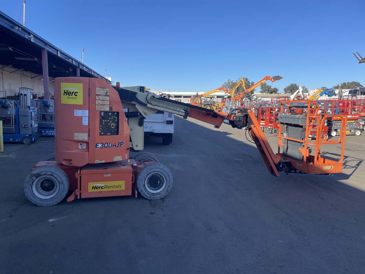2016 JLG E300AJP-13