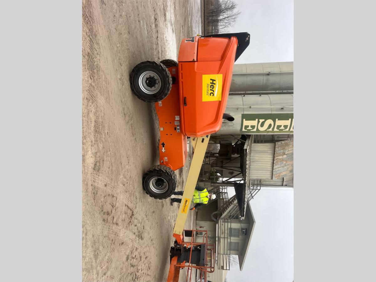 2018 JLG 400S