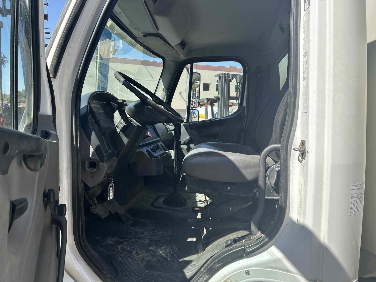 2016 Freightliner M2106