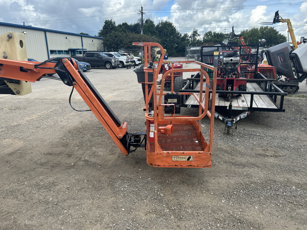 2017 JLG E450AJ-4