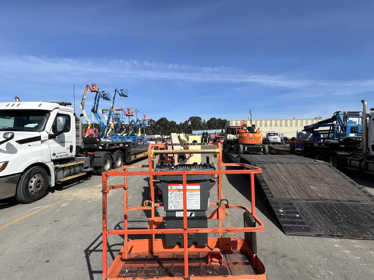 2017 JLG E450AJ-3