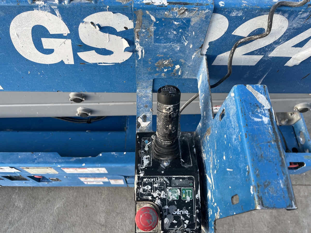 2017 Genie GS-3246-7