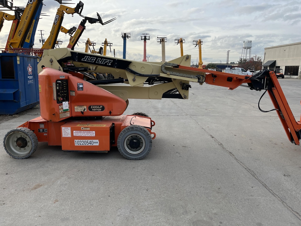 2017 JLG E400AJPN-2
