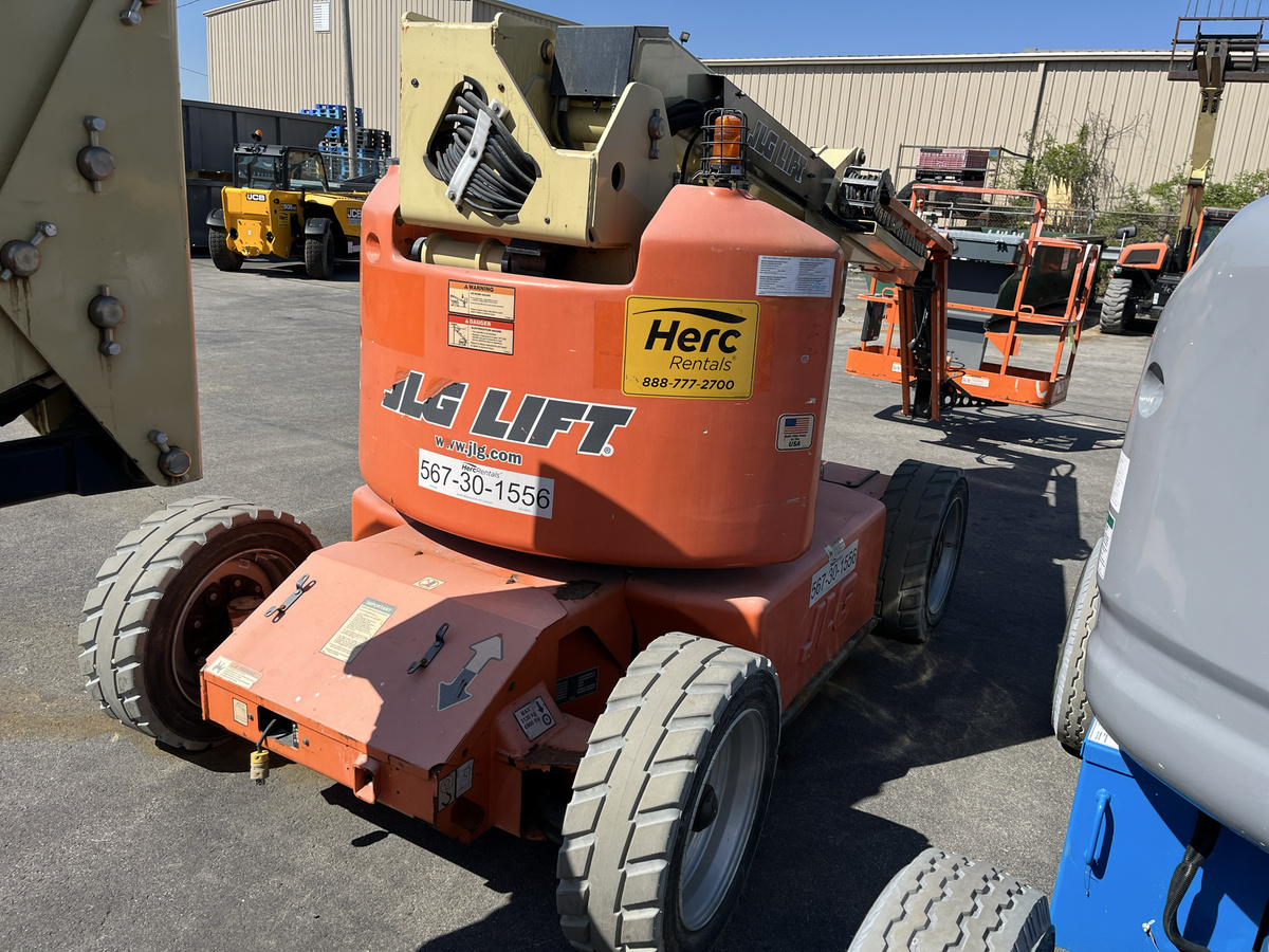 2013 JLG E450AJ-3