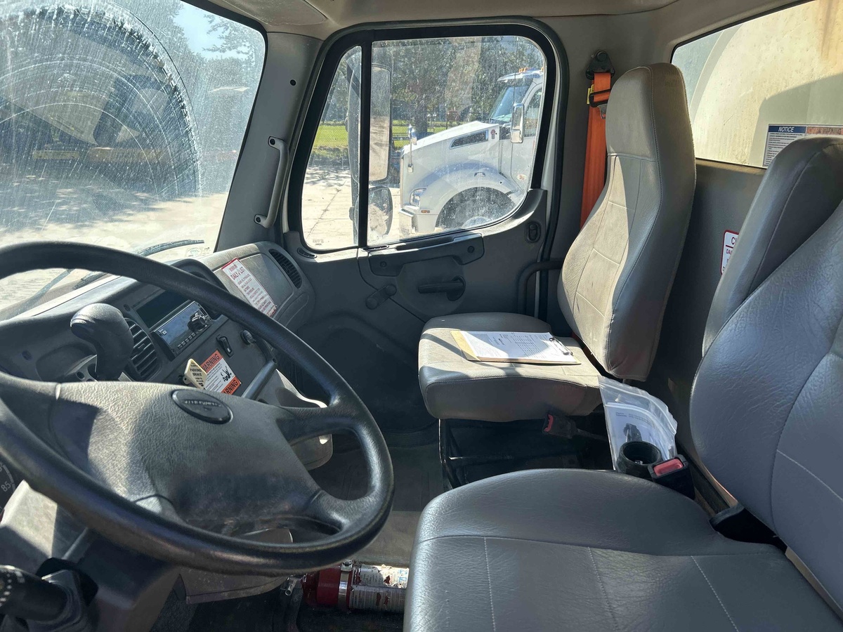 2021 Freightliner M2106-6