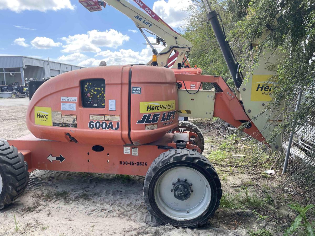 2017 JLG 600AJ