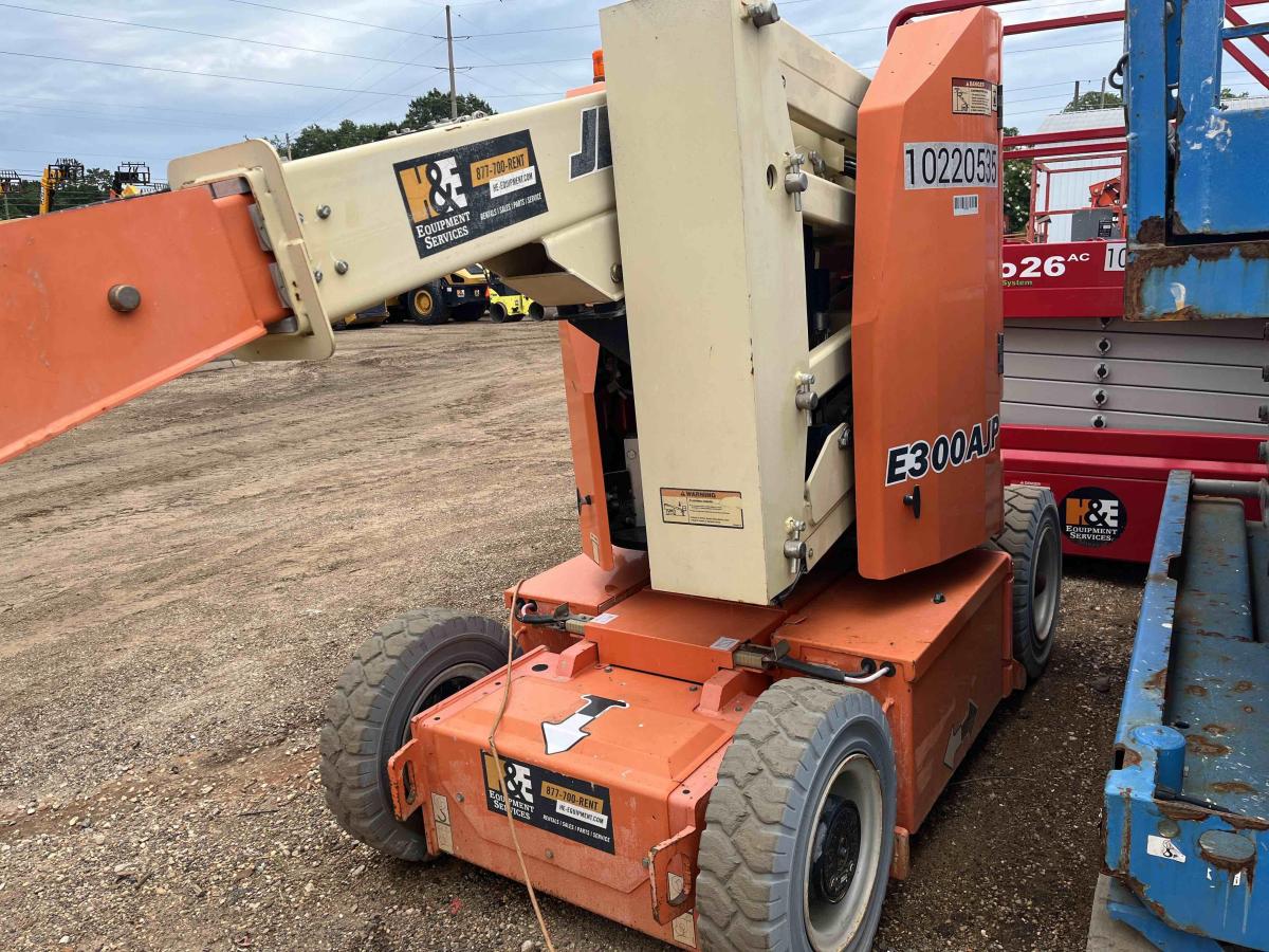 2017 JLG E300AJP-10
