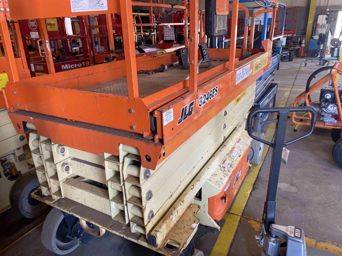 2018 JLG 3246ES