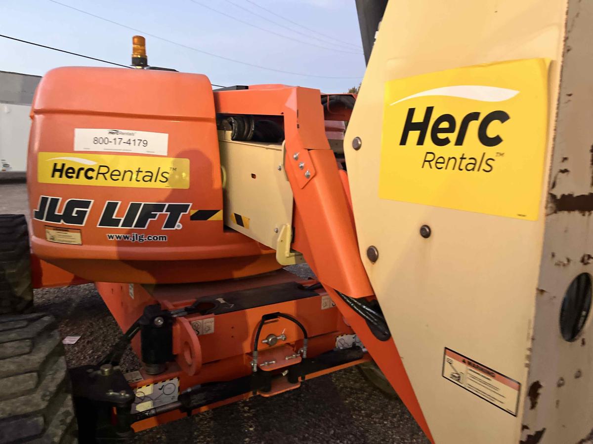 2017 JLG 600AJ