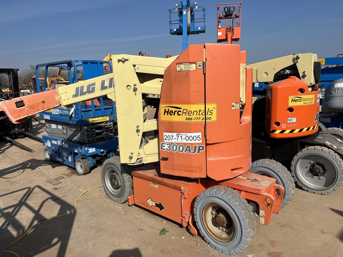 2017 JLG E300AJP