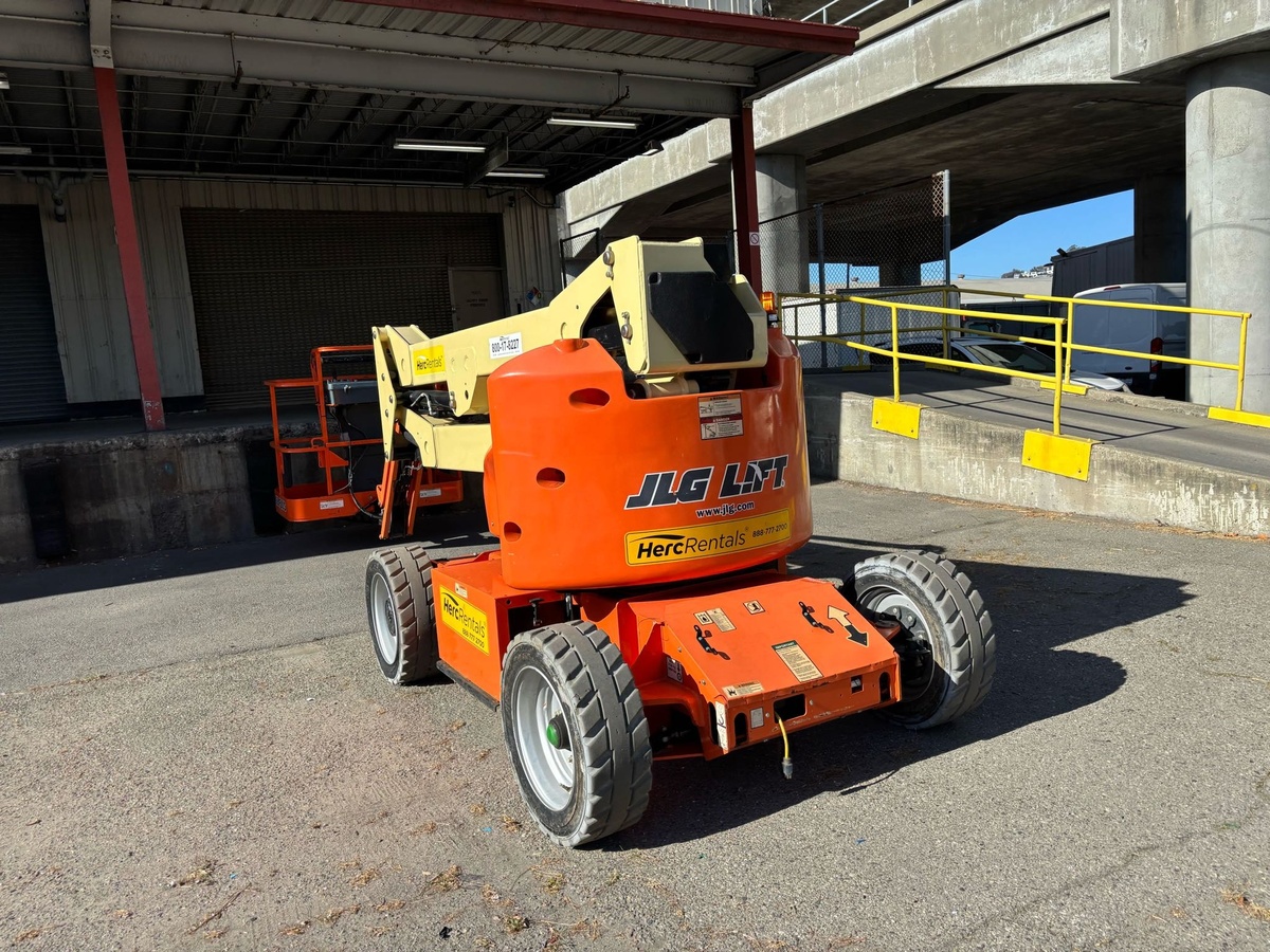 2017 JLG E450AJ-4