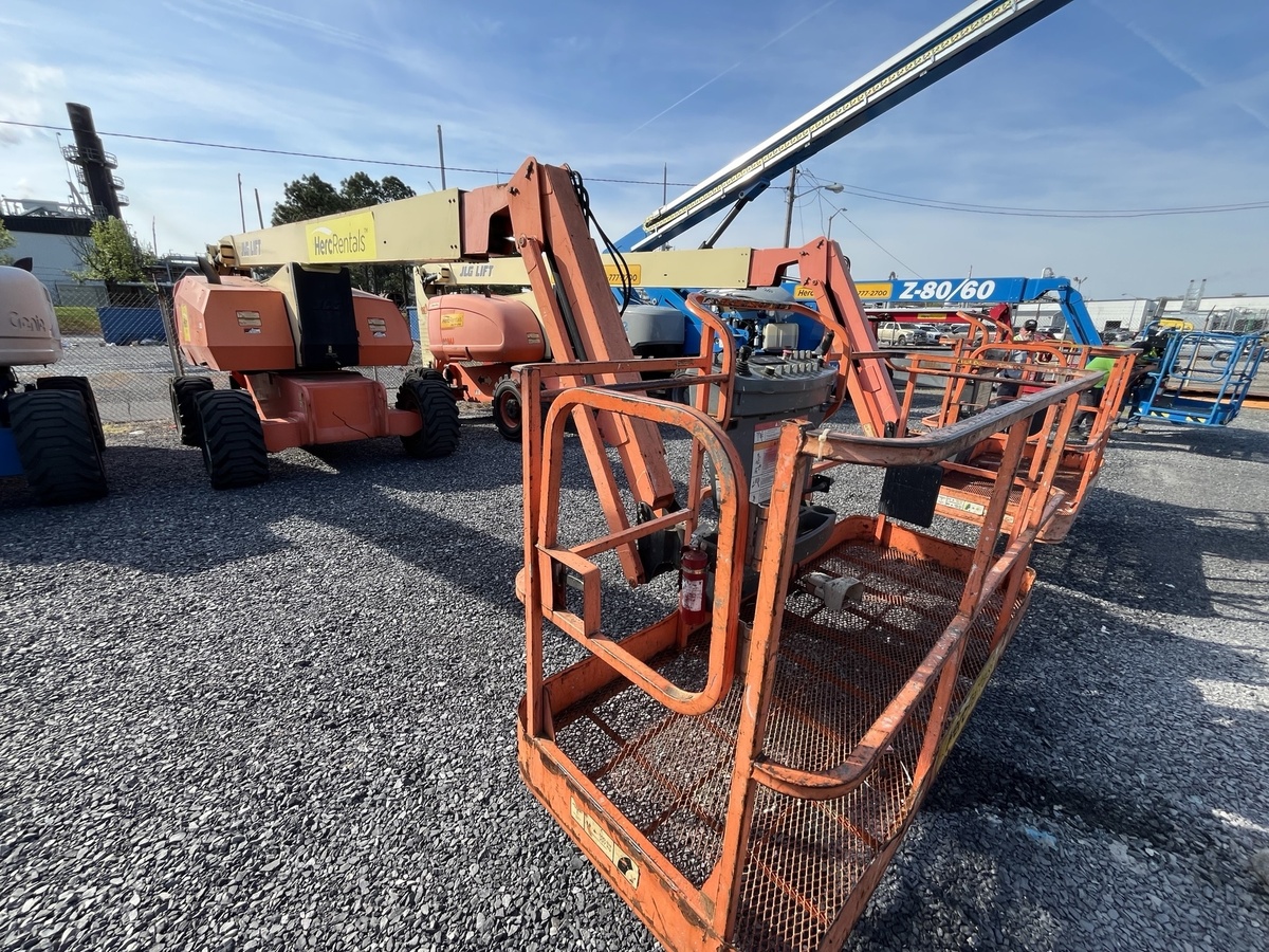 2012 JLG 800AJ