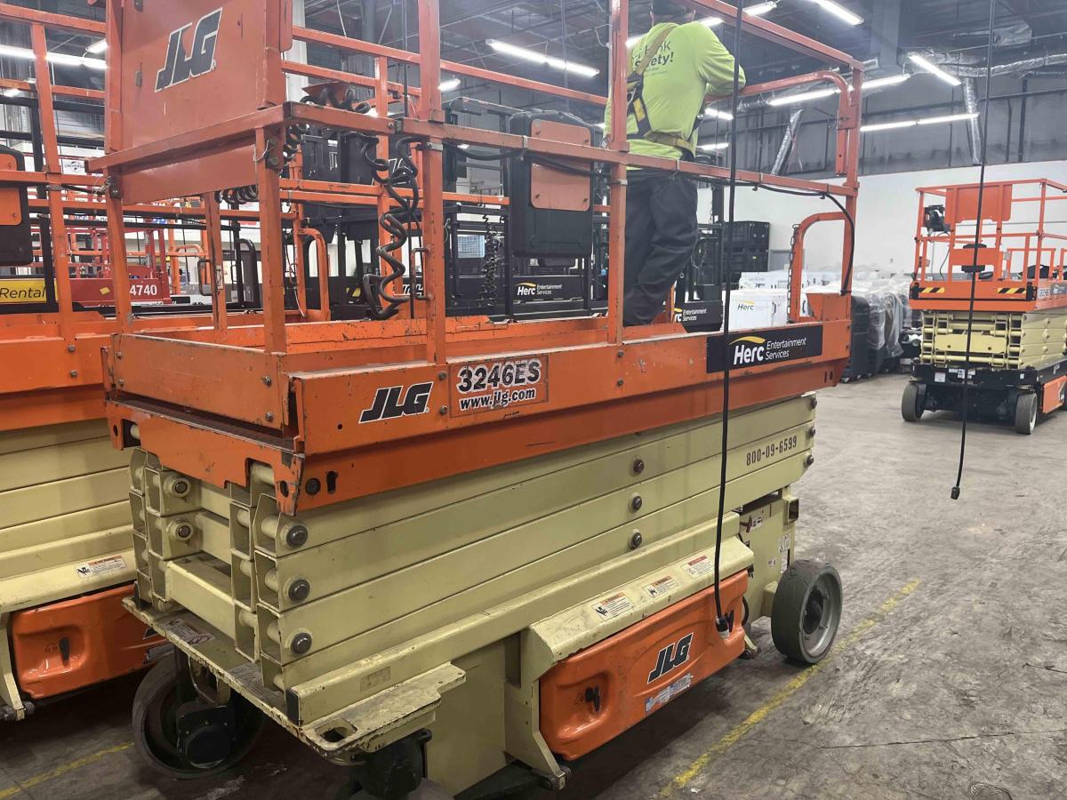 2016 JLG 3246ES