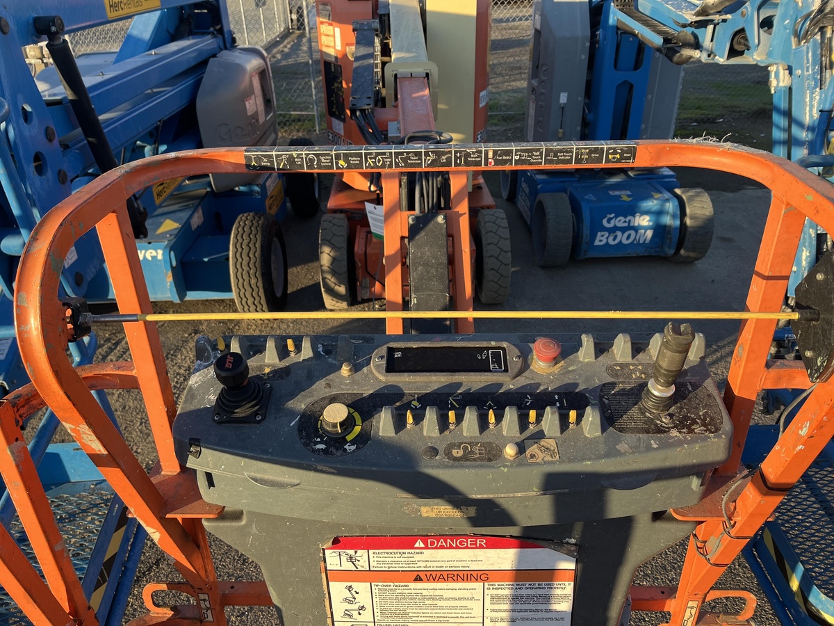2017 JLG E300AJP-2