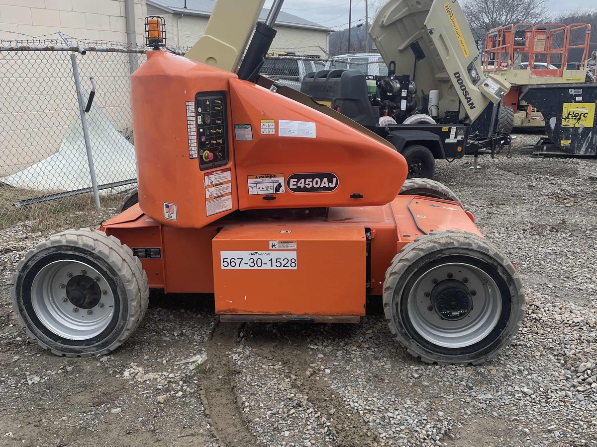 2017 JLG E450AJ