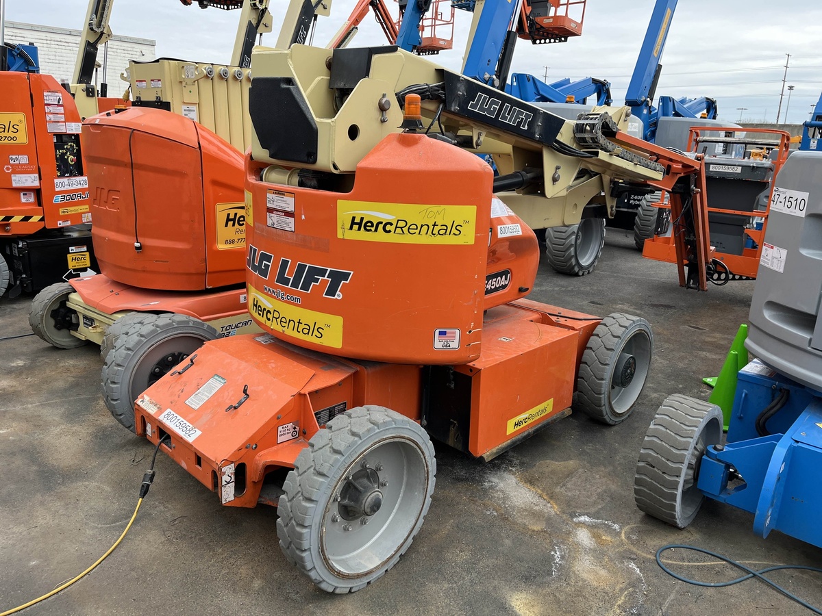 2017 JLG E450AJ