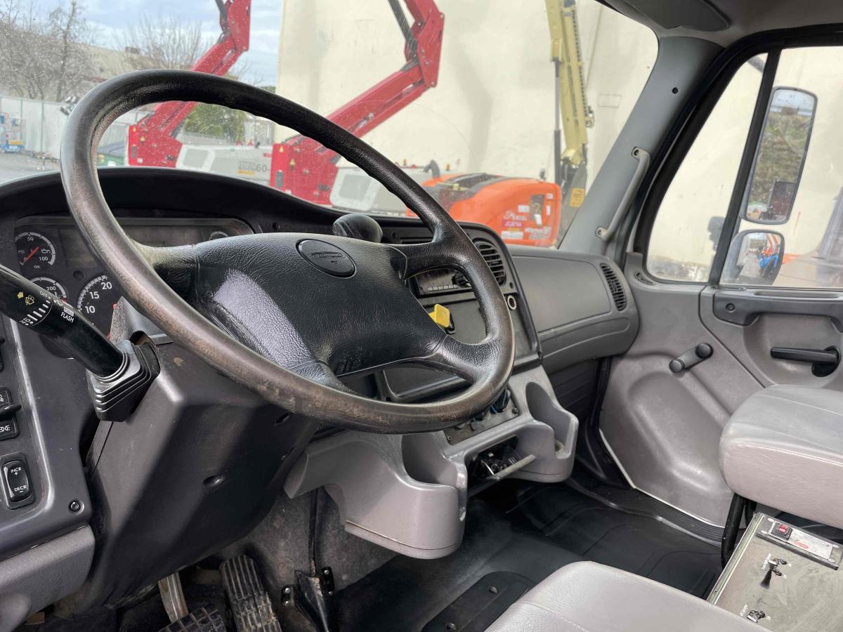2018 Freightliner M2106
