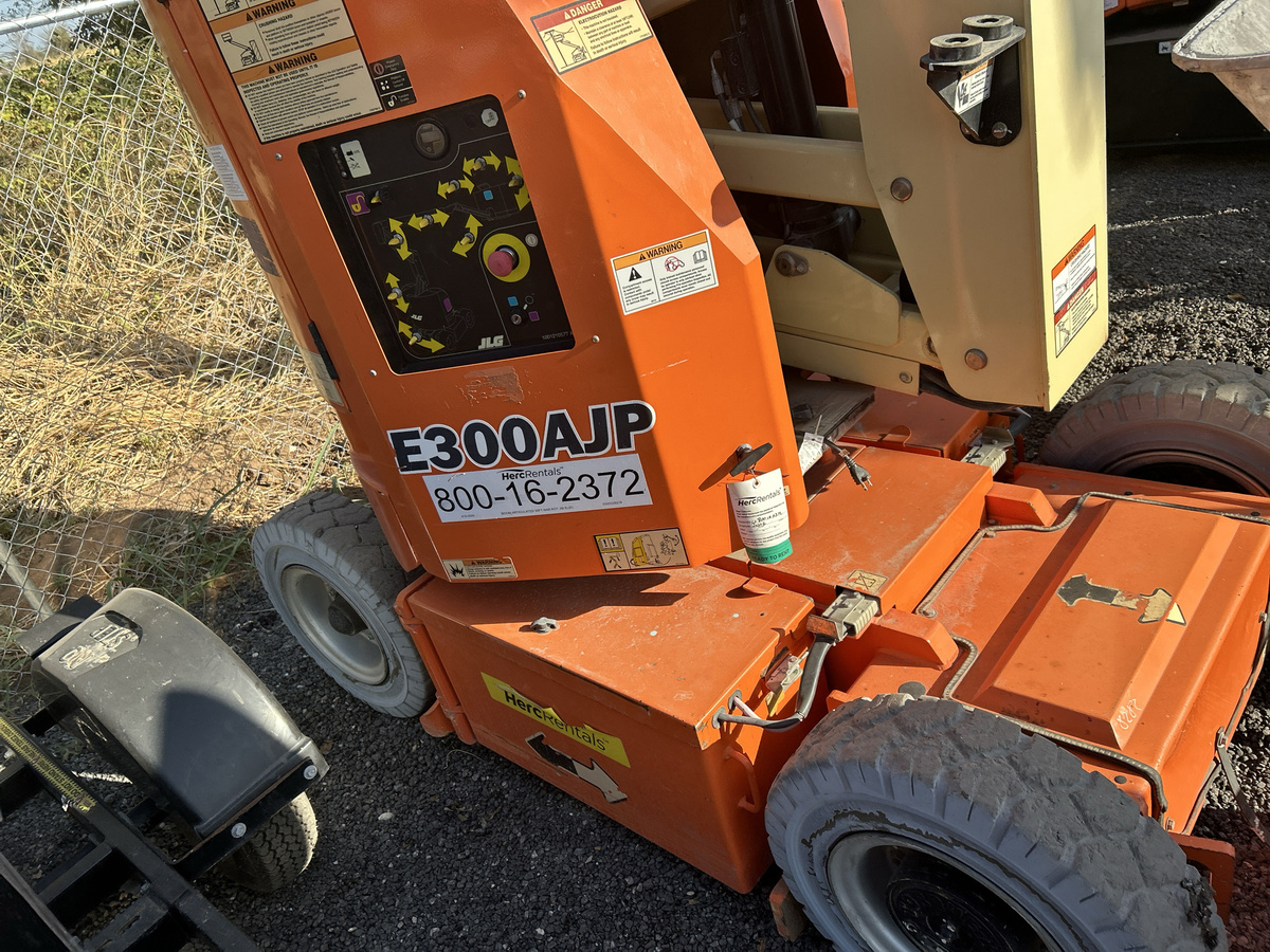 2017 JLG E300AJP-12