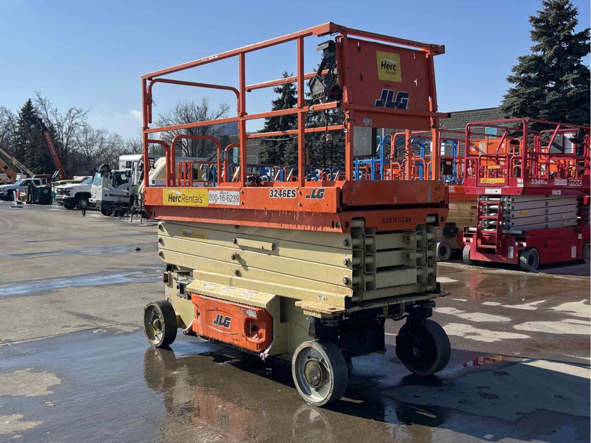 2017 JLG 3246ES