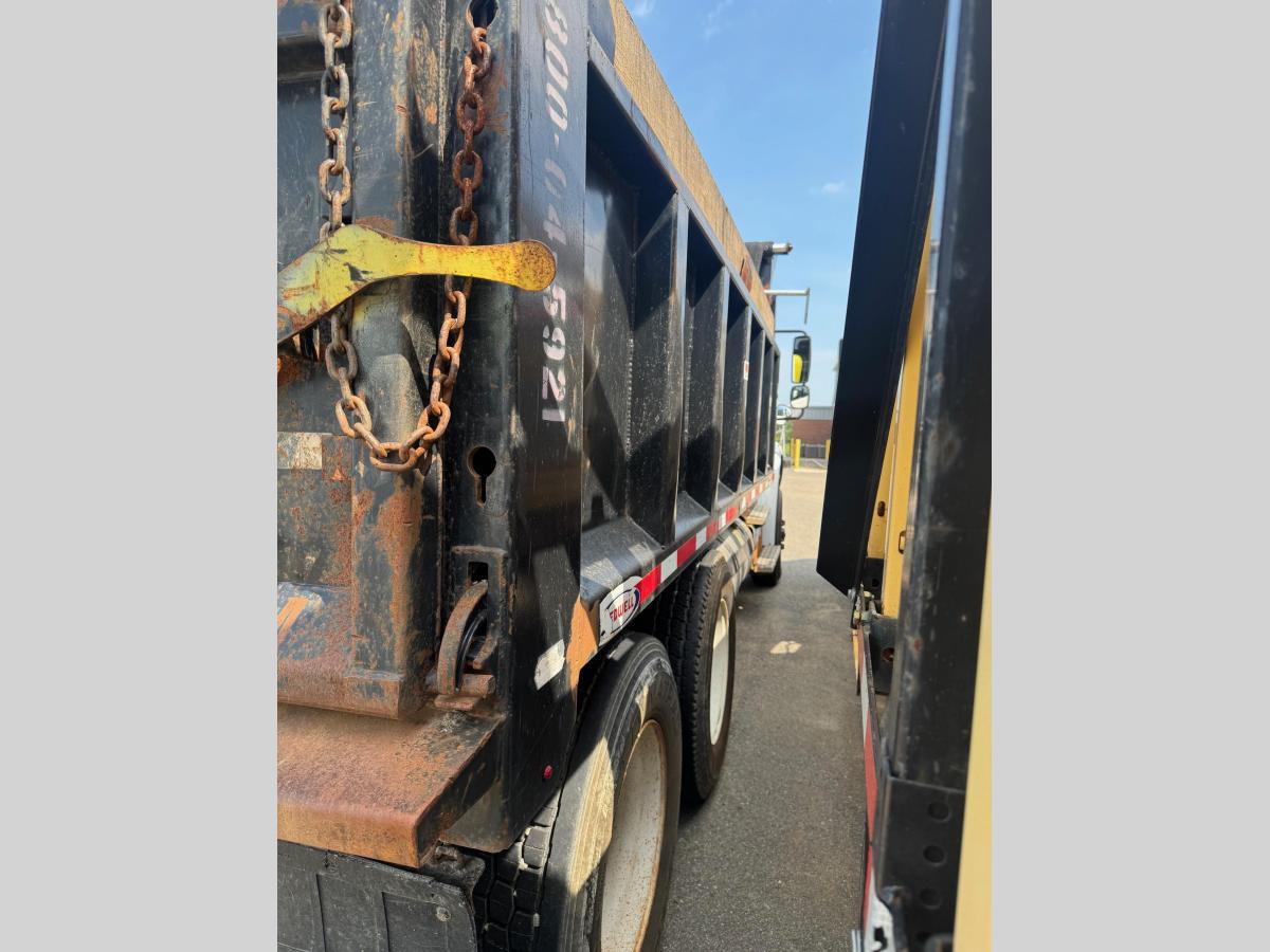 2015 Freightliner M2106-4