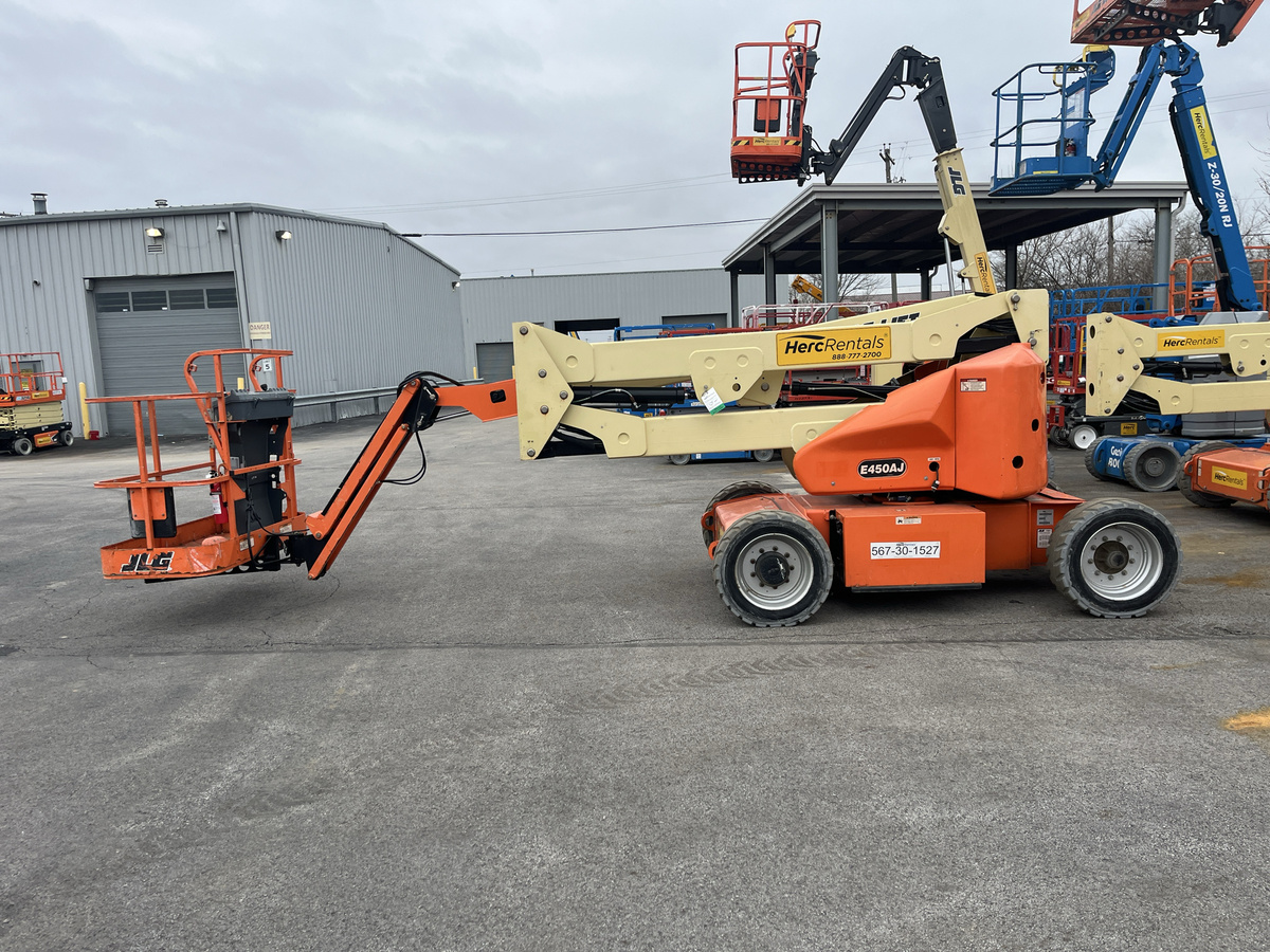 2017 JLG E450AJ