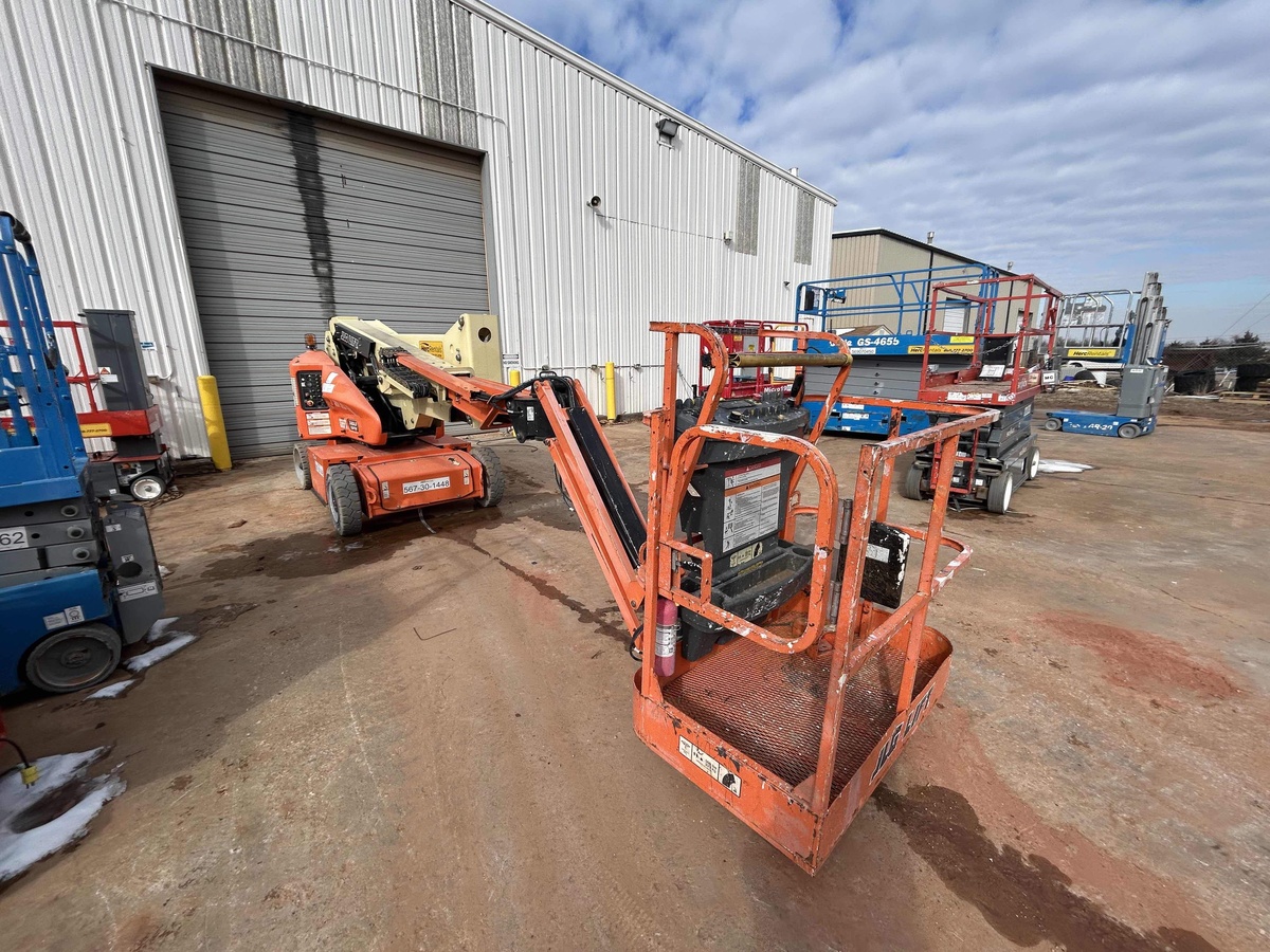 2017 JLG E400AJPN-2