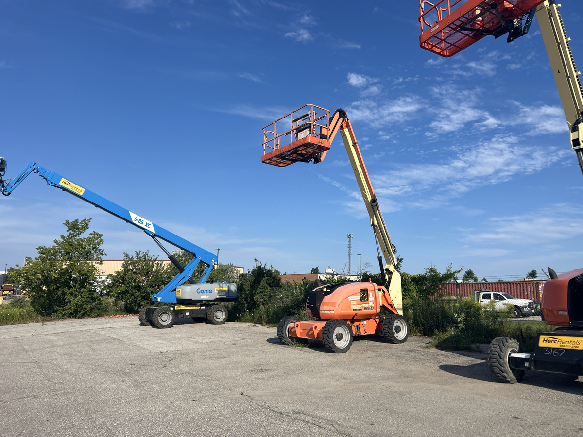 2017 JLG 600AJ-4