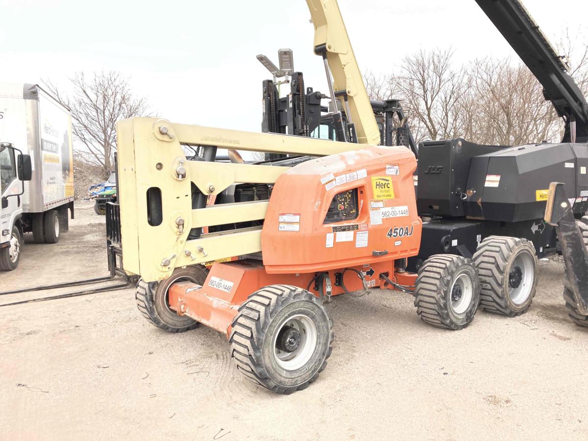 2017 JLG 450AJ