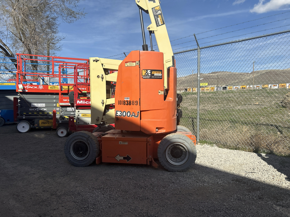 2016 JLG E300AJ