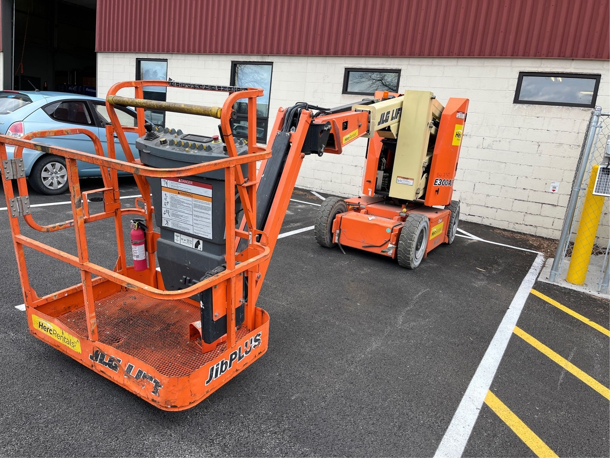 2017 JLG E300AJP