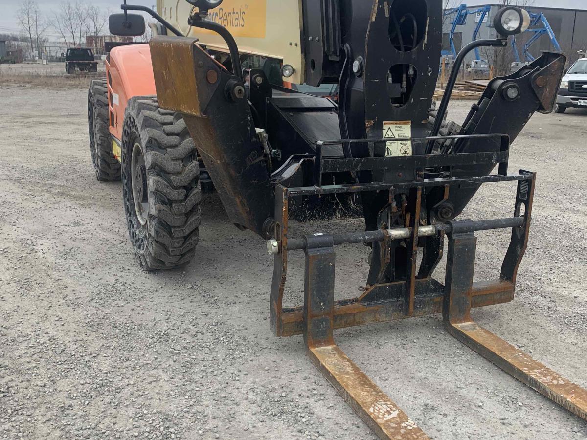 2016 JLG 1055