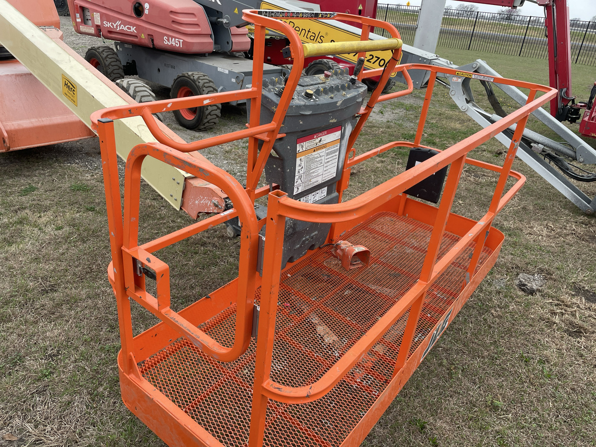 2017 JLG 400S-2