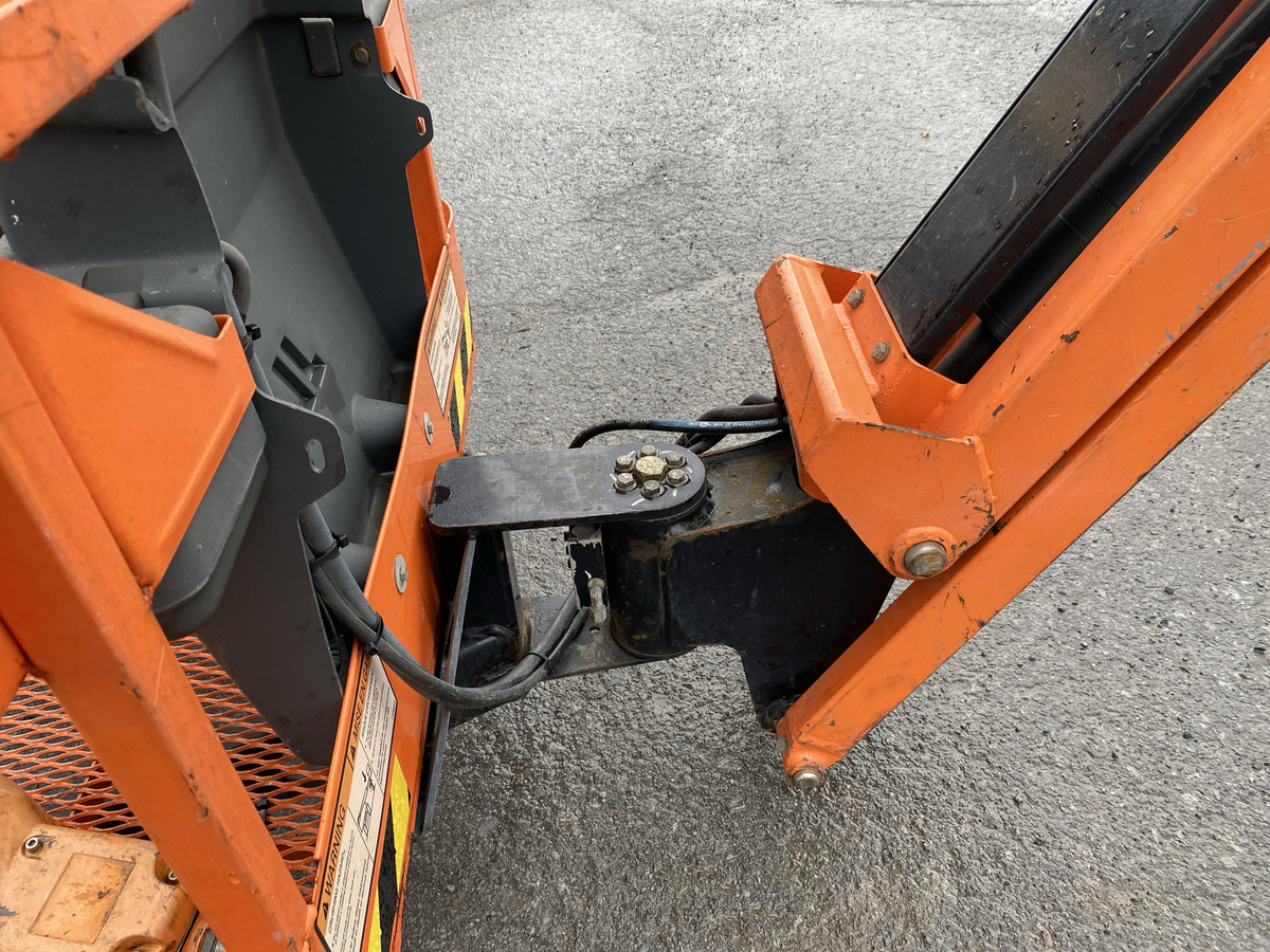 2015 JLG E400AJP-14