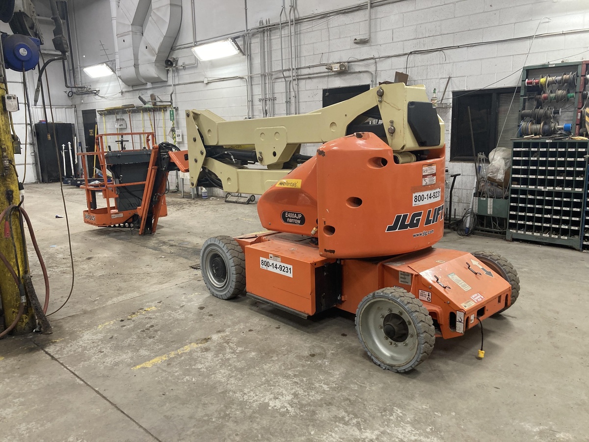 2017 JLG E400AJPN