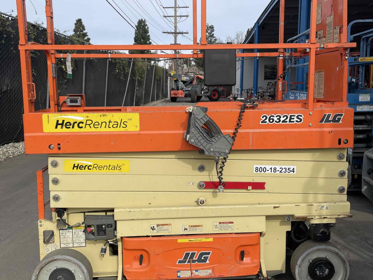 2017 JLG 2632ES