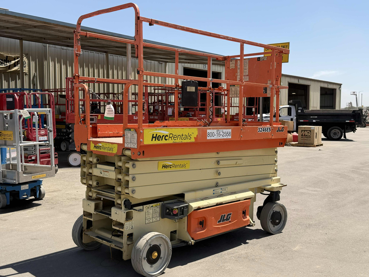 2017 JLG 3246ES