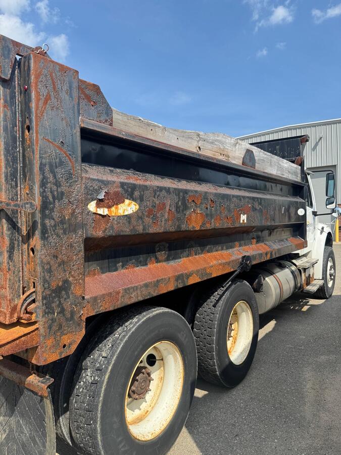 2016 Freightliner M2106-5