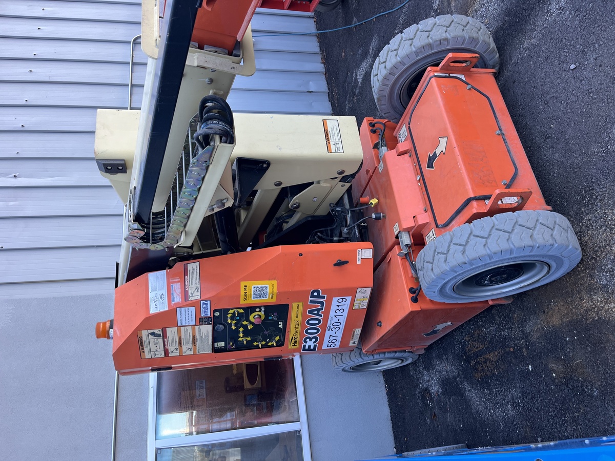 2015 JLG E300AJP-2