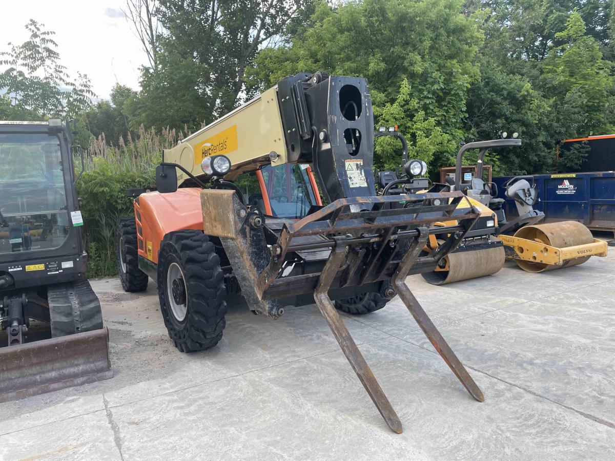 2016 JLG 1055