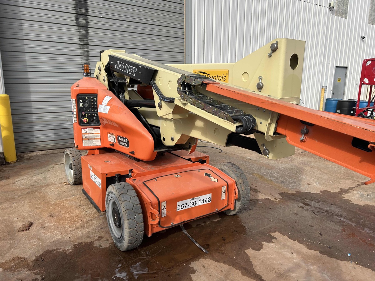 2017 JLG E400AJPN-8