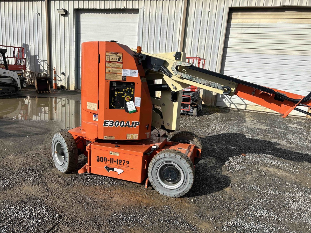 2016 JLG E300AJP