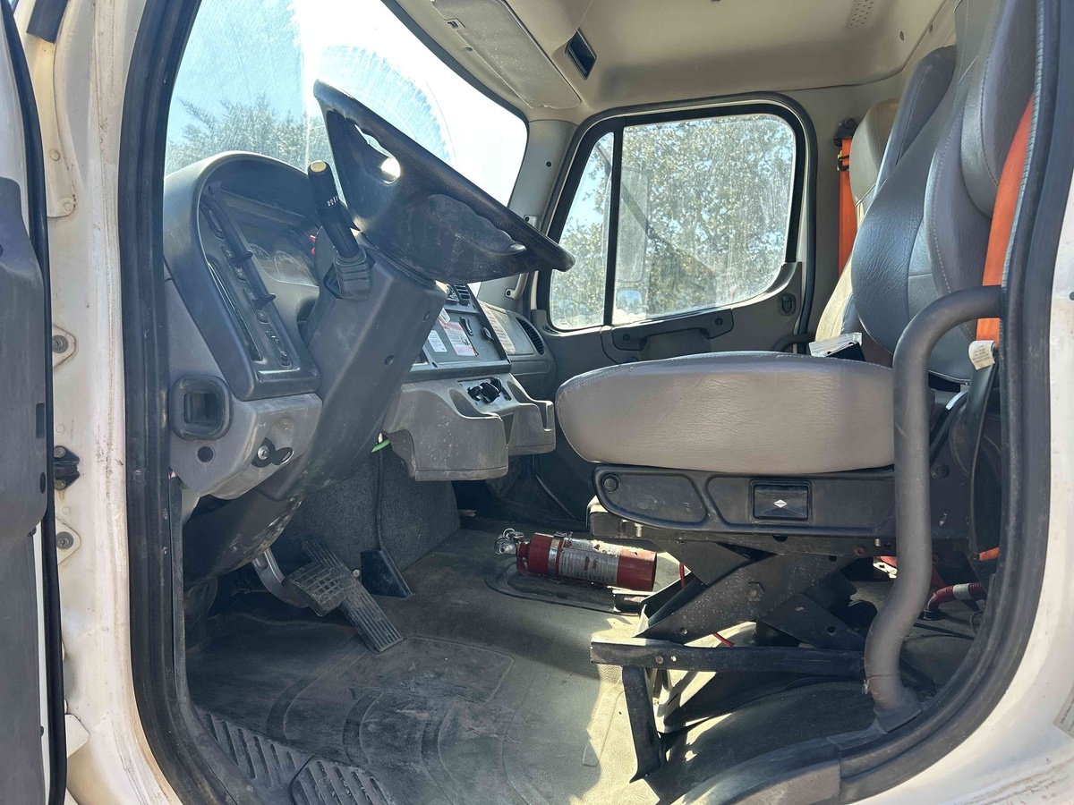 2021 Freightliner M2106-5