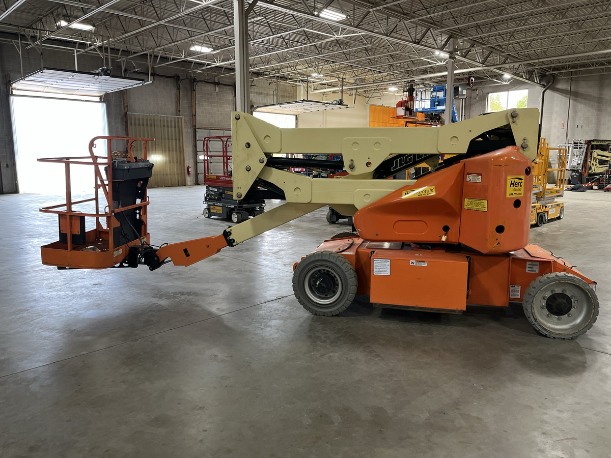 2016 JLG E400AN-2