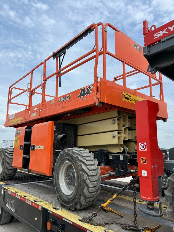 2018 JLG 330LRT