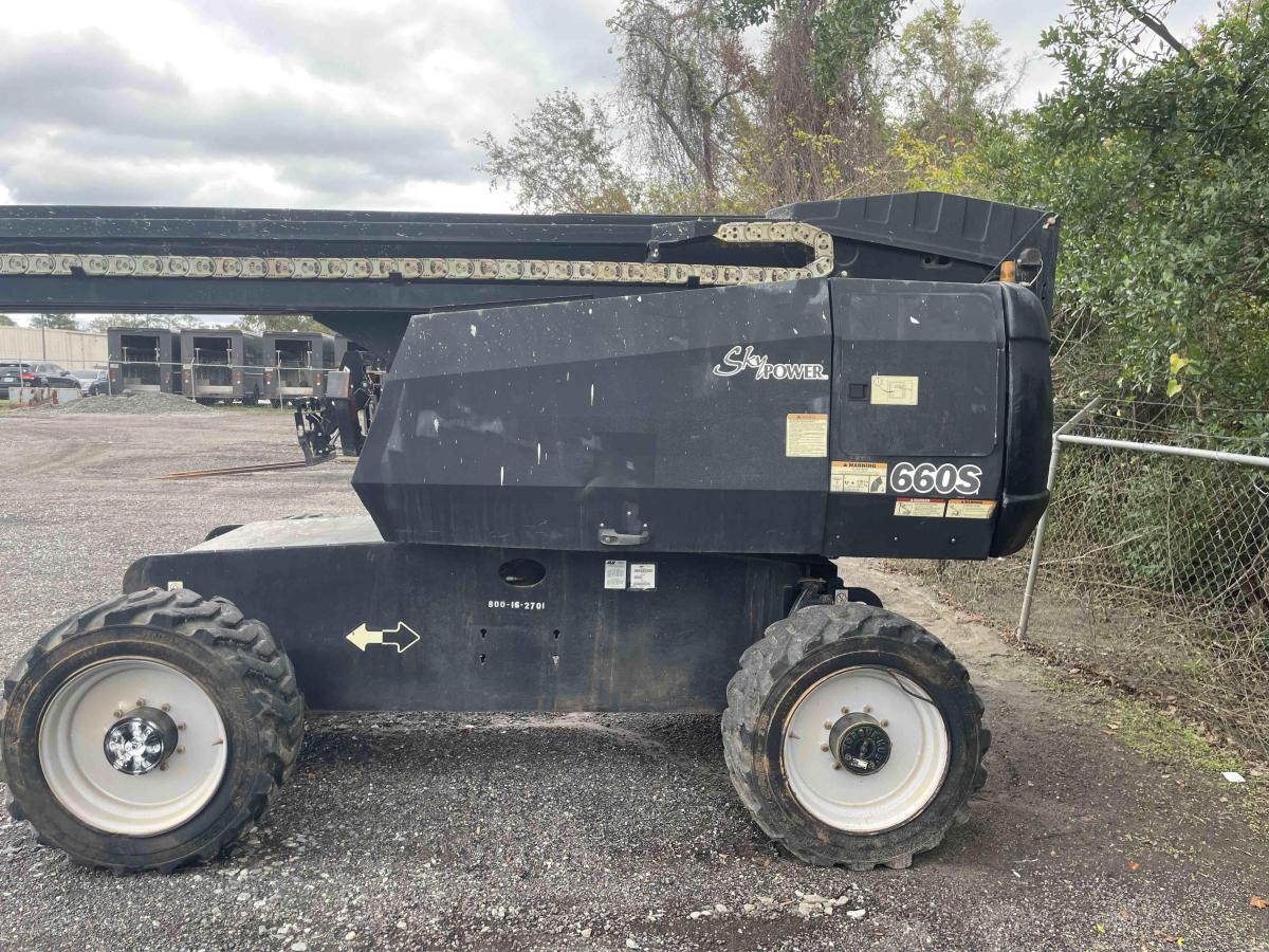 2017 JLG 660SJ