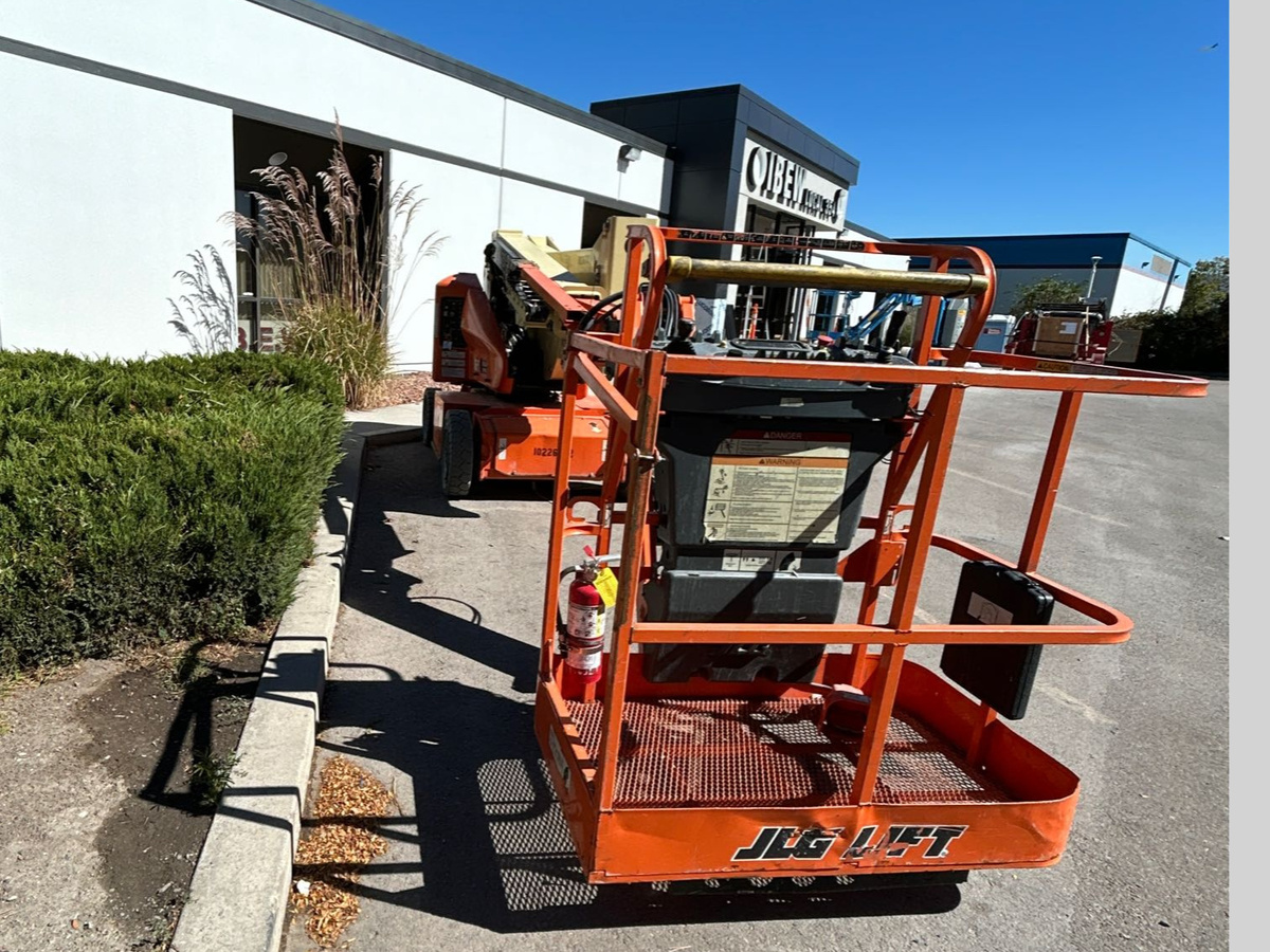 2017 JLG E400AJPN-4