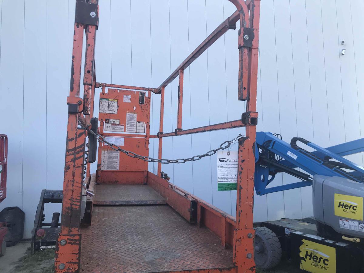 2017 JLG 2632ES