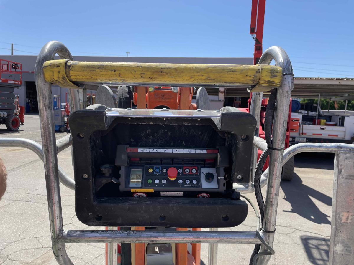 2017 JLG X600AJ