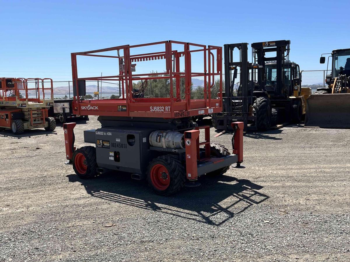 2018 Skyjack SJ-6832RT